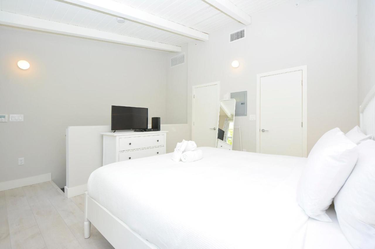 Apartments On Collins Miami Beach Exterior photo