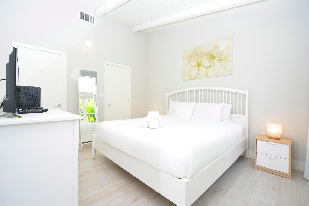 Apartments On Collins Miami Beach Exterior photo