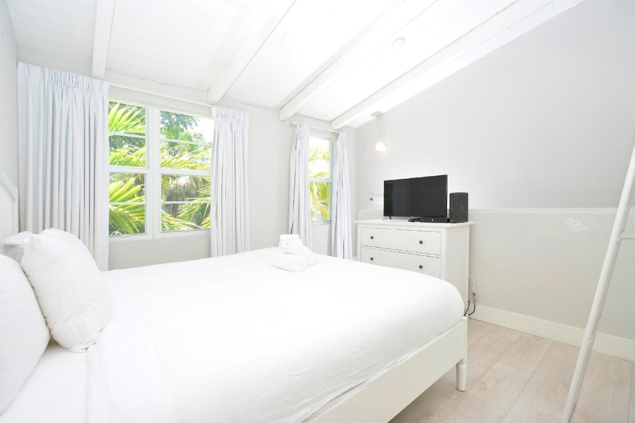 Apartments On Collins Miami Beach Exterior photo