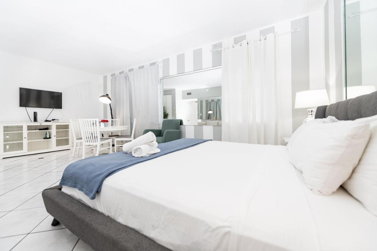 Apartments On Collins Miami Beach Exterior photo