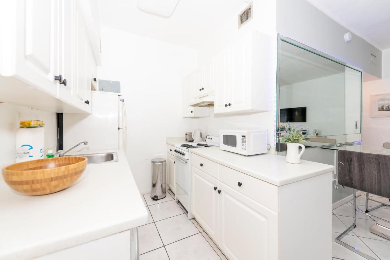 Apartments On Collins Miami Beach Exterior photo